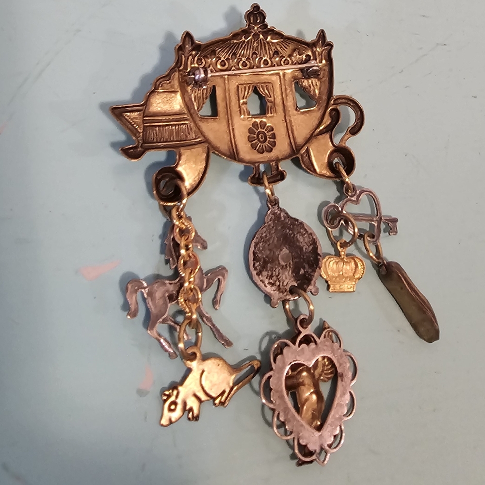 Vintage 1960's Cinderella Carriage pin - Picture 2 of 3